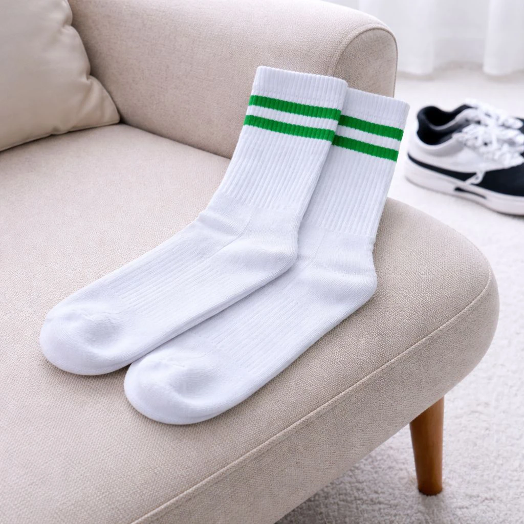 Baltos unisex kojinės su žaliomis juostelėmis viršuje, pašiltintu padu