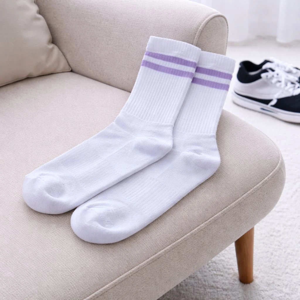 Baltos unisex kojinės su violetinėmis juostelėmis viršuje, pašiltintu padu